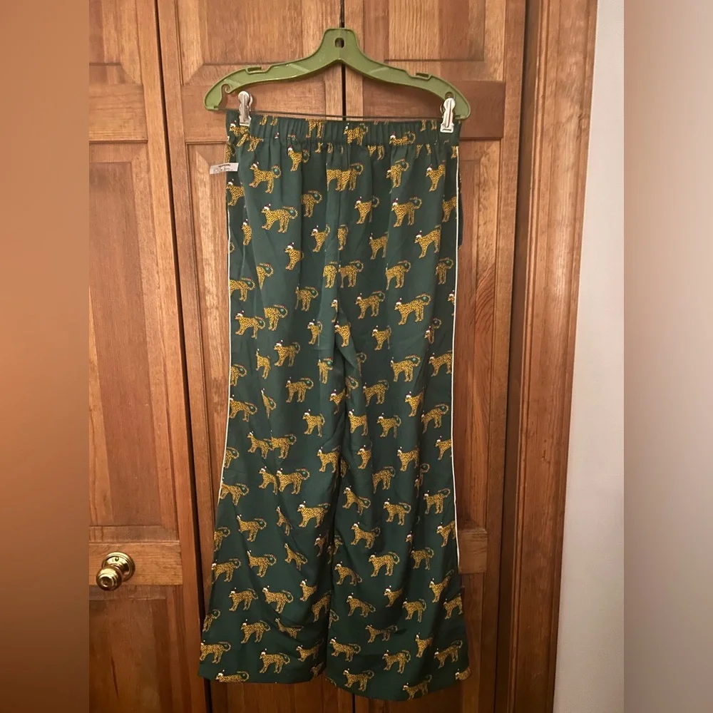 Bouffants & Broker Hearts Women’s Sz M Green Cheetah Patterned Pajama Set - NWOT